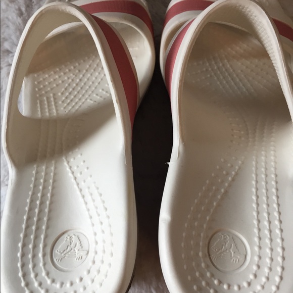 Crocs wedge heel sandals in  pink and white - Picture 5 of 8